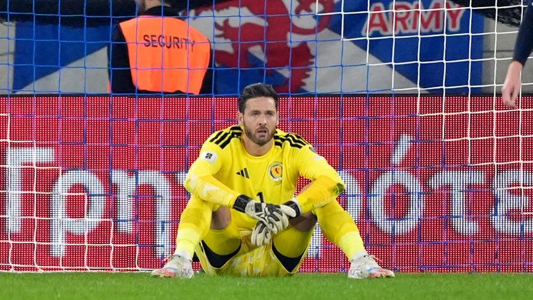 Craig Gordon reacciona después de que Grecia se adelantara ante Escocia